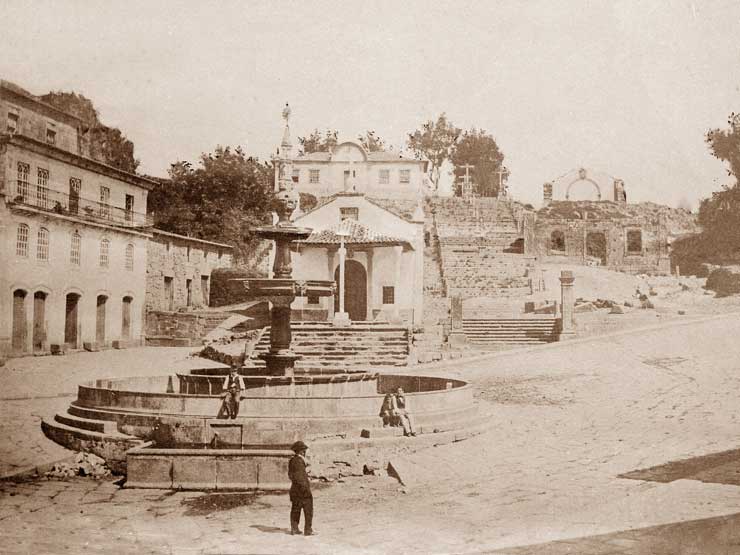 O Chafariz no seu local original, com a Capela de São Sebastião atrás.