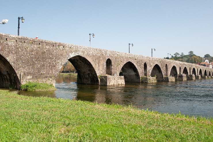 Ponte medieval sobre o rio Lima.