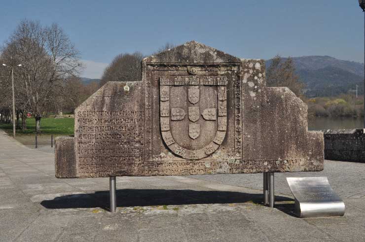 Lápide com inscrição relativa à ordem de D. Pedro I para “mandar renovar esta vila e fazer estas torres”