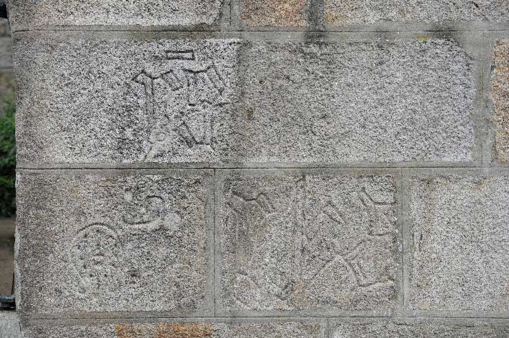 Pormenor da fachada da Igreja Matriz de Ponte de Lima, com siglas dos canteiros.