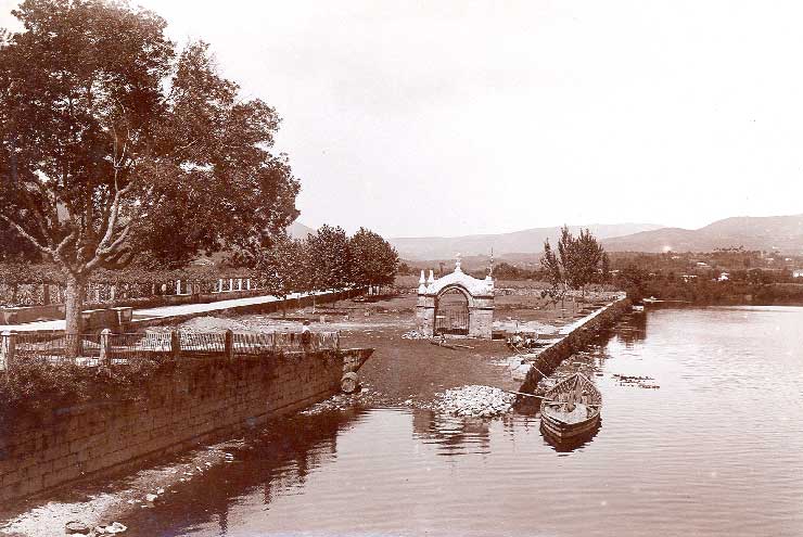 Pormenor da fachada da Igreja Matriz de Ponte de Lima, com siglas dos canteiros.