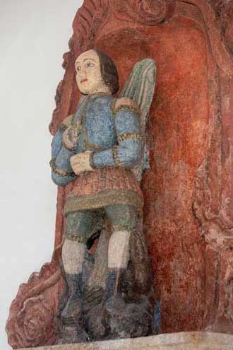 Pormenor da fachada da Igreja Matriz de Ponte de Lima, com siglas dos canteiros.