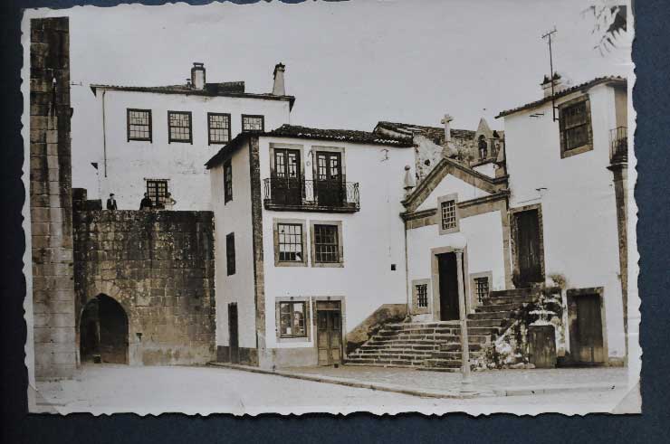 Capela de Nossa Senhora da Penha de França, entre o casario, em frente à Torre da Cadeia.