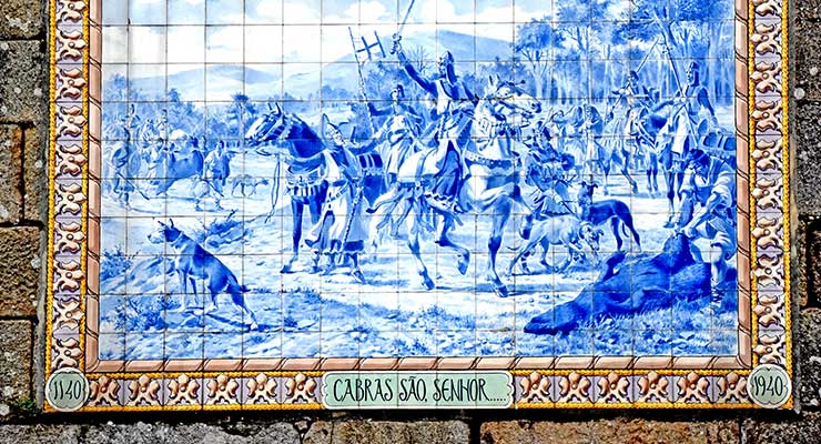 A Torre que conta uma lenda e regista a altura das cheias